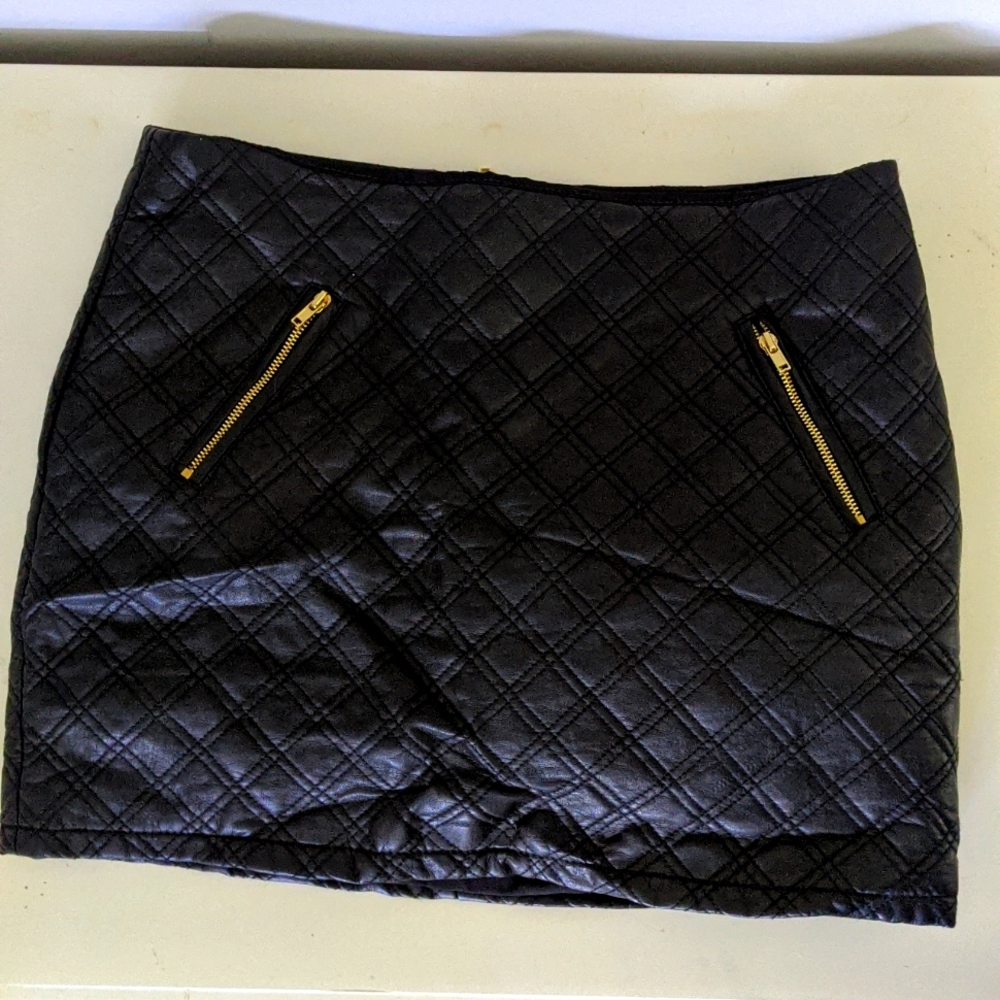 Express black quilted mini skirt